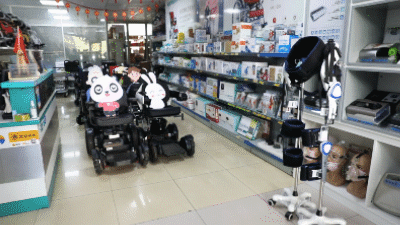（图）jinnianhui金年会穿戴式下肢助行器在康复辅具用品店.gif