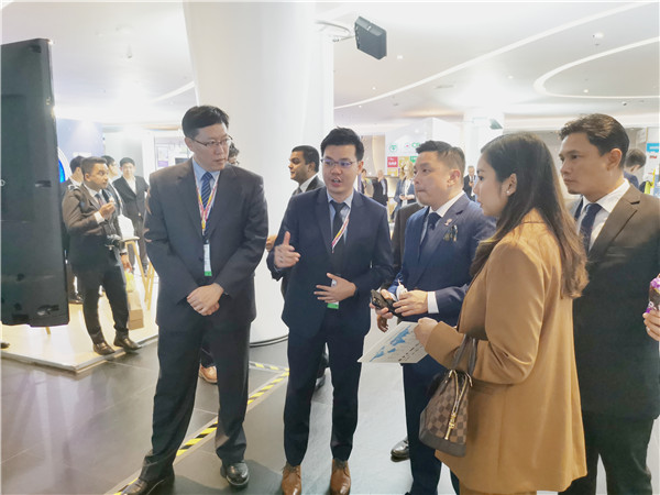 1573701122231978.jpg 马来西亚国际业务及工业部长拿督达勒雷京亲临jinnianhui金年会展位.jpg