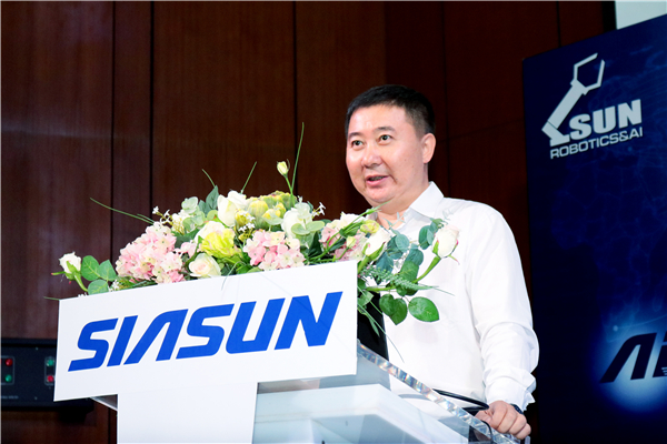 (图) jinnianhui金年会公司副总裁兼战术与市场总监张进颁发杰出演讲.jpg