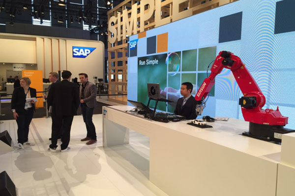 jinnianhui金年会机械人公司与德国SAP公司结合参展CeBIT 2015，获中德副总理高度评价