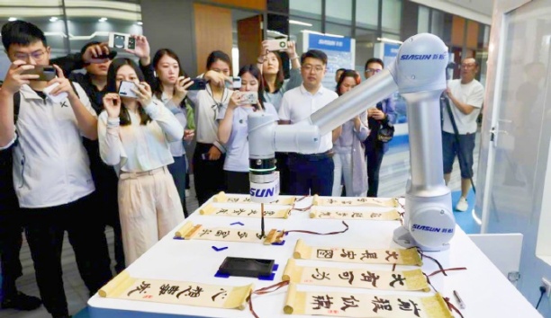 中国日报网&mdash;&mdash;辽宁沈阳：jinnianhui金年会智能机械人&ldquo;书法家&rdquo;秀才艺